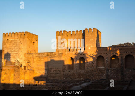 Türmchen von der Alcazaba, die Festung von der Alhambra Palace Complex in der Goldenen Stunde fotografiert. Ein Teil der Arme Quadrat sichtbar ist. Stockfoto