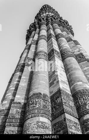 Nahaufnahme der Qutb Minar mit Motiven auf den oberen Ebenen. UNESCO-Welterbe in Mehrauli, Delhi, Indien, Asien. Stockfoto