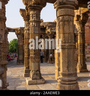 Details der antiken Ruinen von Jain Tempel innerhalb des Qutb Minar Complex. UNESCO-Welterbe in Mehrauli, Delhi, Indien, Asien. Stockfoto