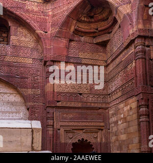 Fresko, Motive und Grab von iltutmish in der Jain Temple inside Qutb Minar Complex. UNESCO-Welterbe in Delhi, Indien, Asien. Stockfoto