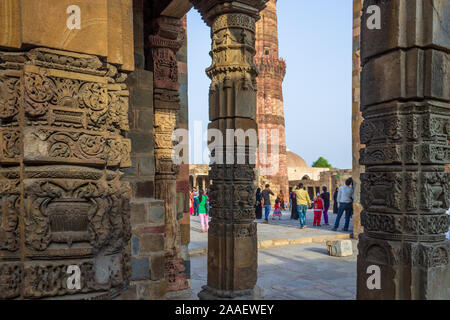 Antike Ruinen von Jain Tempel innerhalb des Qutb Minar Complex. UNESCO-Welterbe in Mehrauli, Delhi, Indien, Asien. Stockfoto