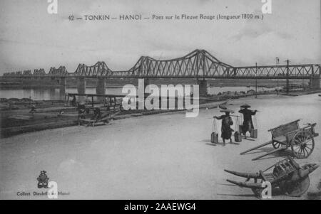 Postkarte des Long Bien Brücke (ehemals Paul Doumer Brücke), eine Brücke über den Red River in Hanoi, Vietnam, graviert, von Fotograf Pierre Dieulefils, 1905. Von der New York Public Library. () Stockfoto