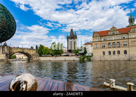 Malerische panorama Stadtbild Blick von Moldava River Boat Prag in der Tschechischen Republik Stockfoto