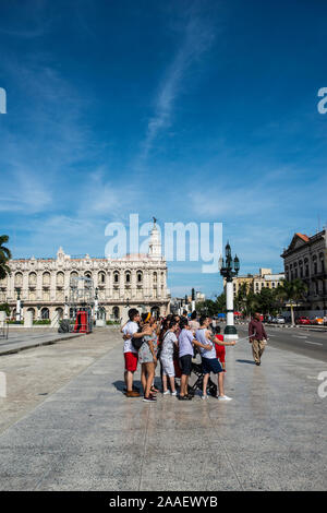 Gruppe von Touristen eine selfie vor Havanna's Capitol Building Stockfoto