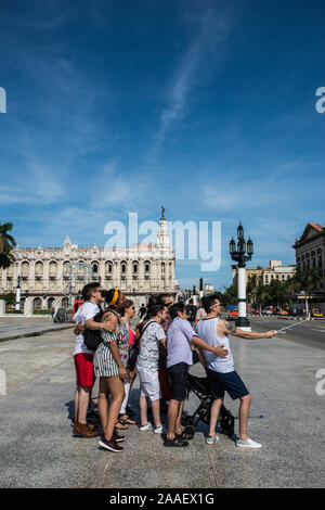 Gruppe von Touristen eine selfie vor Havanna's Capitol Building Stockfoto