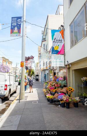 Fassade an der kultigen Bi Ritus 18 Street Market, ursprünglich im Jahr 1940 eröffnet, im Mission District von San Francisco, Kalifornien, 18. Juli 2019. () Stockfoto