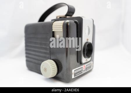 In der Nähe von Kodak Brownie Hawkeye Flash Film Kamera, mit der 120 Format, mit Bakelit Kunststoff steuert, ca 1950, 24. Juli 2019. () Stockfoto