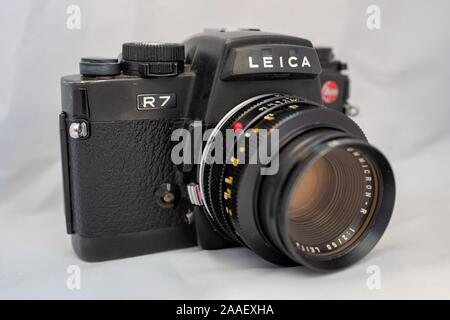 Nahaufnahme der Leica R7 SLR Kamera, ca 1990 s, mit 50 mm Festbrennweite befestigt, auf weißem Hintergrund, 24. Juli 2019. () Stockfoto