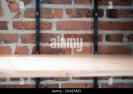 Leere Holz Regal auf alten Mauer Hintergrund, grunge Industrial interior Hintergrund Textur Stockfoto