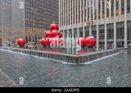 Riesige Weihnachtsornament Kugeln vor dem Rockefeller Center auf der Sixth Ave, New York City, USA. Stockfoto