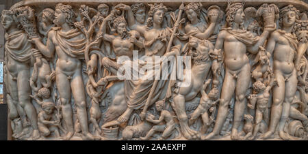 Marmorsarkophag mit dem Triumph des Dionysos und den Jahreszeiten im Metropolitan Museum of Art in New York City Stockfoto