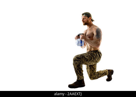 Volle Größe, Seitenansicht Portrait von erfolgreichen, professionell, attraktiv, konzentrierte man zeigen, wie Ausfallschritte machen Vorne, Hinten mit Gewicht, auf weißem Hintergrund. Stockfoto
