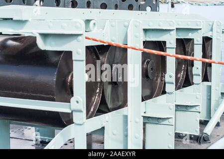 Wasserbomben an Bord der ORP Blyskawica (Blitz). Blyskwaica in der polnischen Marine diente während des Zweiten Weltkrieges ist die älteste erhaltene Zerstörer im Th Stockfoto