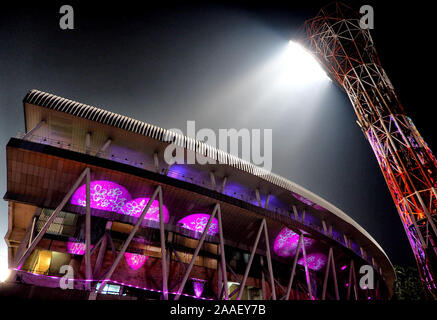 Kolkata, West Bengal, Indien. Nov, 2019 21. Eden Garden Stadion mit Rosa leuchtet. Kolkata dekoriert feiert die Herrlichkeit für die Organisation der 1. rosa Ball Test Cricket Match in Indien und in Asien zwischen Indien und Bangladesch vom 22. -26. November 2019 im Eden Garten Stadion. Credit: Avishek Das/SOPA Images/ZUMA Draht/Alamy leben Nachrichten Stockfoto