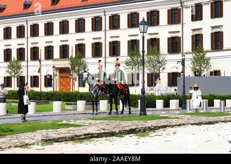 BUDAPEST, UNGARN vom 29. Juli 2019: Budapest Sehenswürdigkeiten Horse Guards. Royal Palace Guard der Ehre in der Nähe der Budaer Burg. Montiert Wachposten in der traditionellen clot Stockfoto