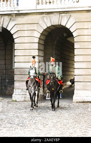 BUDAPEST, UNGARN vom 29. Juli 2019: Budapest Sehenswürdigkeiten Horse Guards. Royal Palace Guard der Ehre in der Nähe der Budaer Burg. Montiert Wachposten in der traditionellen clot Stockfoto