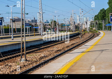 Bahnsteig, Titel und elektrische Traktion in Warschau Ost Bahnhof, Warschau, Polen Stockfoto