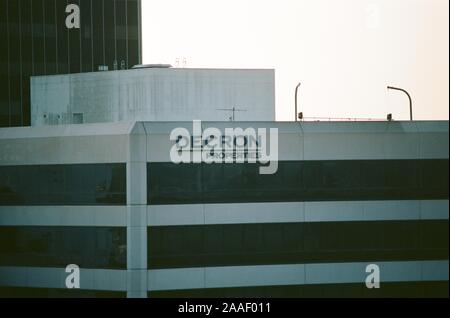 In der Nähe von Zeichen mit Logo an Decon Eigenschaften Gebäude in der Innenstadt von Los Angeles, Kalifornien, 24. Oktober 2018. () Stockfoto