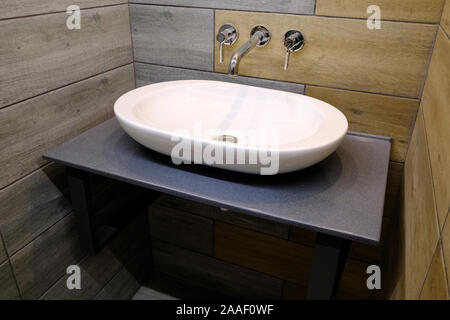Klassische Moderne, weiße Waschbecken mit Chrom Wasserhahn und Seifenschale Stockfoto