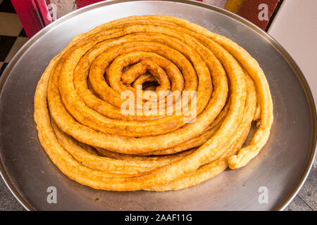 Krapfen neu in einem straßencafe von Sevilla durchgeführt Stockfoto