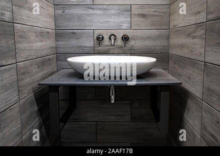 Klassische Moderne, weiße Waschbecken mit Chrom Wasserhahn und Seifenschale Stockfoto