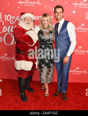 November 20, 2019, Los Angeles, Kalifornien, USA: Debbie Matenopoulos und Cameron Mathison besucht Hallmark Kanal € ™ s 10. Jahrestag Countdown bis Weihnachten - € oeChristmas unter der Starsâ € Screening und Party. (Bild: © Billy Bennight/ZUMA Draht) Stockfoto