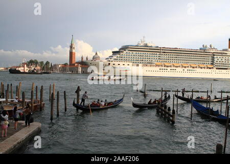 Gondelfahrt auf den Canal Grande, Venedig, Italien Stockfoto