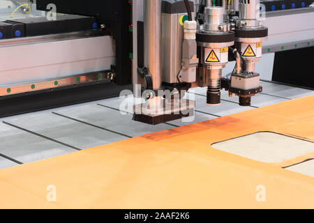 CNC-Maschine zum Schneiden von Stoffen textilen Materialien und Leder, Laserbeschriftung und Messung. Die moderne Schuhproduktion. Stockfoto