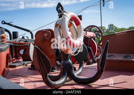 Berlin, Deutschland - 16. Juni 2019: Feuerwehrmann Schiff mit Anker und Leben Riemen, die Worte "Berliner Feuerwehr" ist englisch für "Feuerwehr Berlin" Stockfoto