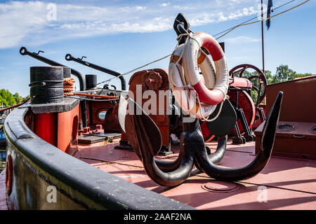 Berlin, Deutschland - 16. Juni 2019: Feuerwehrmann Schiff mit Anker und Leben Riemen, die Worte "Berliner Feuerwehr" ist englisch für "Feuerwehr Berlin" Stockfoto