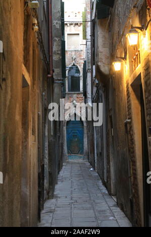 Gasse in Venedig, Italien Stockfoto