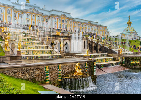 Goldene Statuen und Brunnen im Schloss Peterhof in Petergof, Sankt Petersburg, Russland. Stockfoto