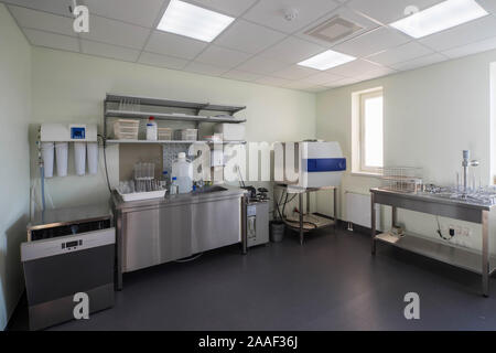 Wissenschaftliche Übung mit Ausstattung. Moderne Labor Interieur. Stockfoto