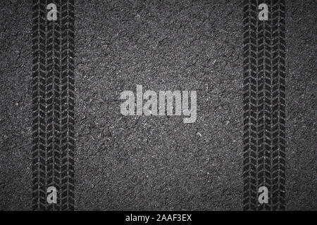 Das laufflächenprofil auf Asphalt Hintergrund Stockfoto