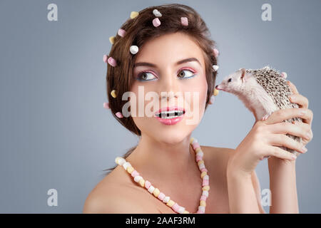 Schöne Frau in kreative Bild mit Marshmallow mit Igel Stockfoto