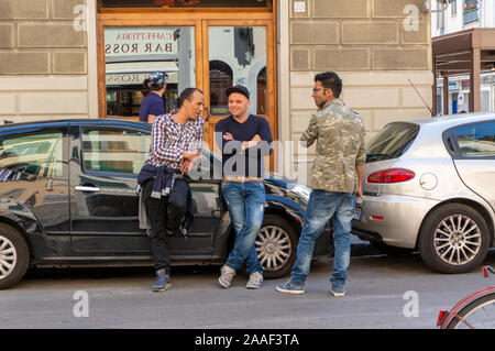 Drei Männer auf der Straße herumhängen, Florenz, Italien Stockfoto