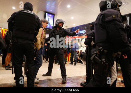 Die katalanische Polizei Mossos desquadra sichere Sants Bahnhof als separatistische Demonstration wird erwartet Stockfoto