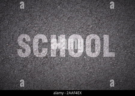 Schule Schriftzug auf Asphalt Textur Hintergrund Stockfoto