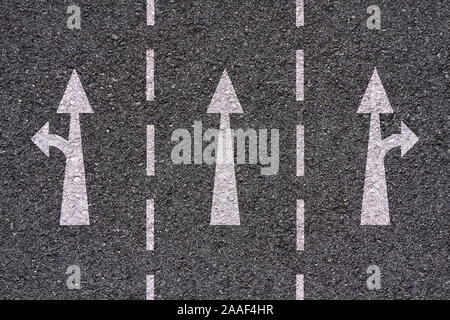 Weiße Pfeile und Linien auf dem Asphalt texture-Autobahn Ausfahrt Stockfoto