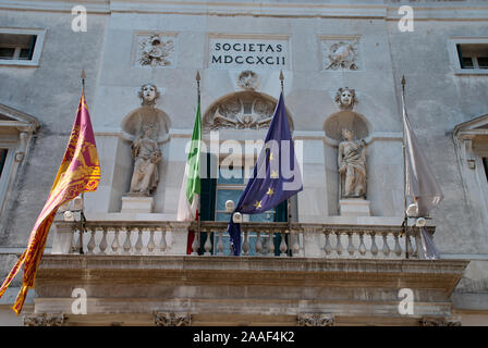 Venedig, Italien: Calle del Caffettier, Teatro La Fenice, Fassade Stockfoto