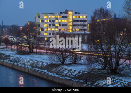 Moderne Bürogebäude. Moderne Architektur in der Dämmerung. Schnee und den Fluss. Stockfoto