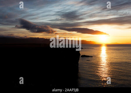 Morgen Sonnenaufgang auf den Klippen von Arnarstapi, Halbinsel Snaefellsnes, Island Stockfoto