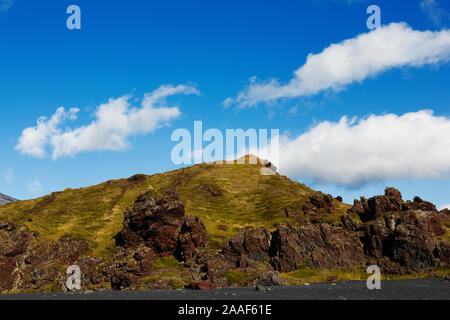 Snæfellsjökull Gletscher und Rock Formation Djúpalónssandur und Dritvik Strand, Snæfellsjökull Nationalpark, Snaefellsnese Halbinsel in Grundarfjod Stockfoto