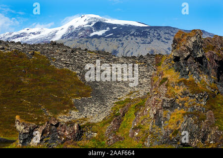 Snæfellsjökull Gletscher und Rock Formation Djúpalónssandur und Dritvik Strand, Snæfellsjökull Nationalpark, Snaefellsnese Halbinsel in Grundarfjod Stockfoto