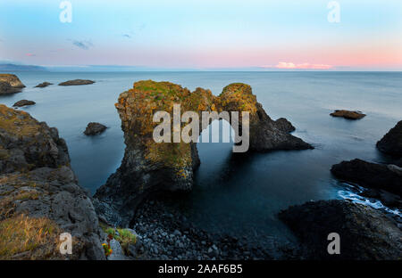 Gatkletlur Arch Rock in der Dämmerung in der Nähe von Arnarstapi auf der Halbinsel Snaefellsnes im Westen Islands Stockfoto