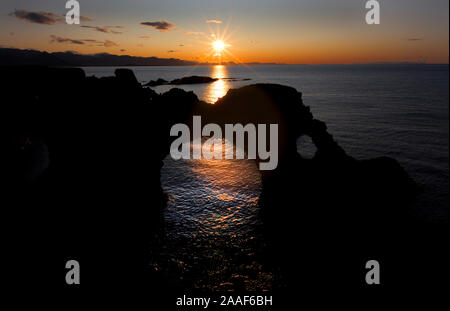 Sun Rise an Gatkletlur Arch Rock bei Arnarstapi auf der Halbinsel Snaefellsnes im Westen Islands Stockfoto