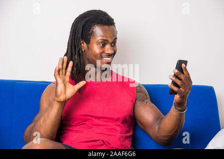Schöner schwarzer Mann tun videocall Stockfoto
