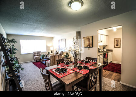 Eine offene Raumaufteilung bietet einfachen Zugang zwischen Küche, Esszimmer und Wohnzimmer im Four Seasons Apartments in Mobile, Alabama. Stockfoto