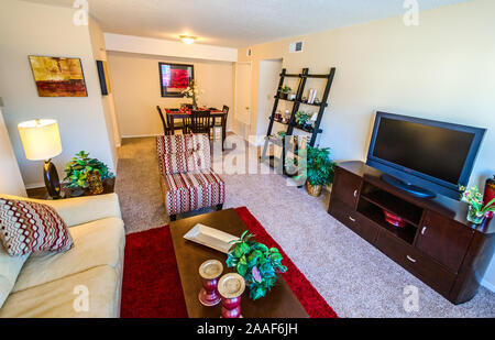 Ein offener Grundriss mit einem Wohnzimmer Esszimmer Combo im Four Seasons Apartments in Mobile, Alabama. Stockfoto