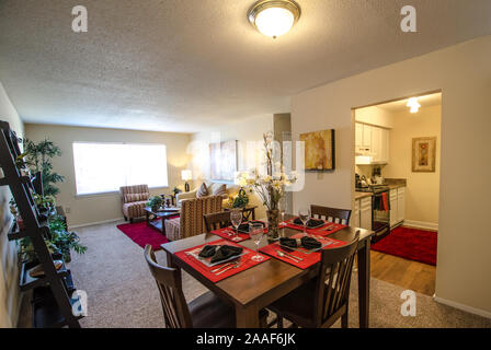 Eine offene Raumaufteilung bietet einfachen Zugang zwischen Küche, Esszimmer und Wohnzimmer im Four Seasons Apartments in Mobile, Alabama. Stockfoto